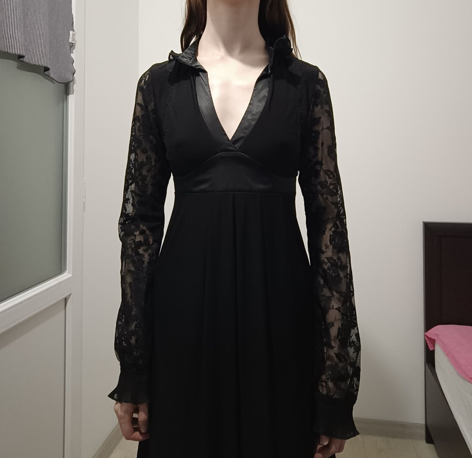 Сукня чорна готична з вирізом