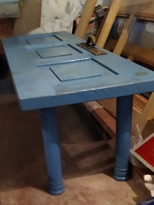 Столик ,корзина для белья,этажерка.