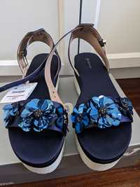 Sandálias azuis escuro