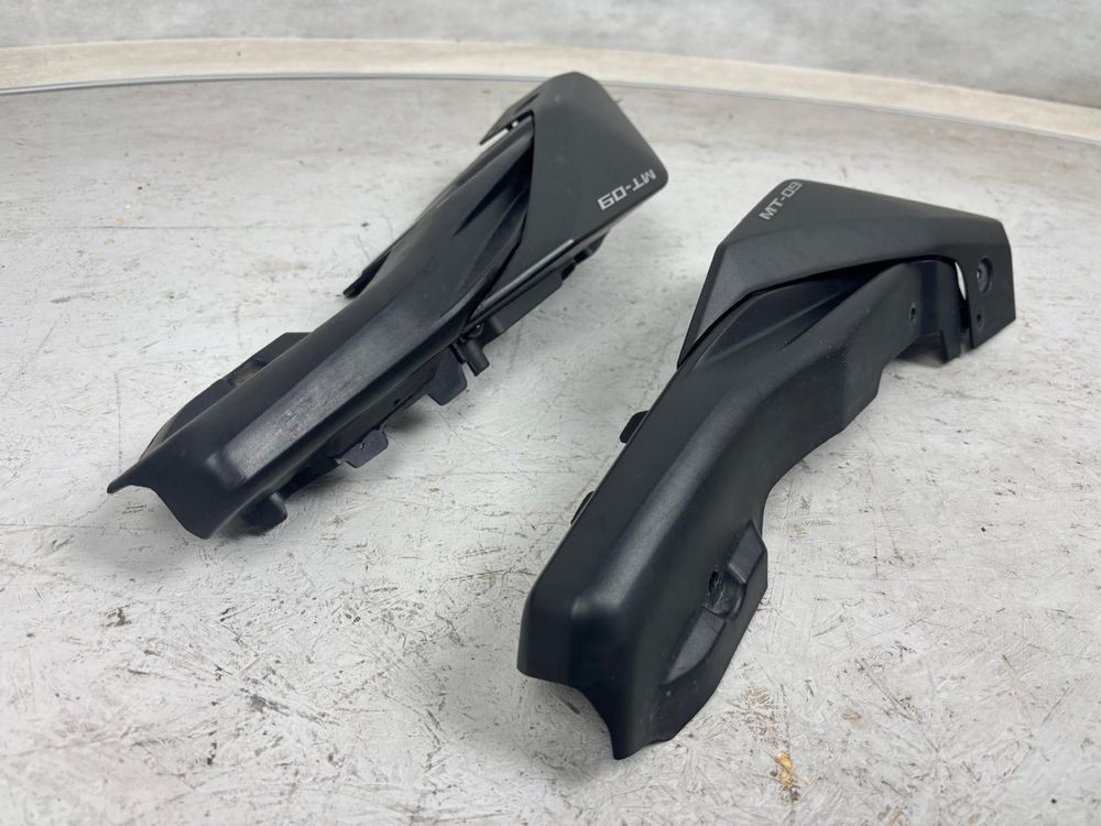 Yamaha MT09 Ogon Zadupek Lewy Owiewka Tył Plastik Tylny 13-16