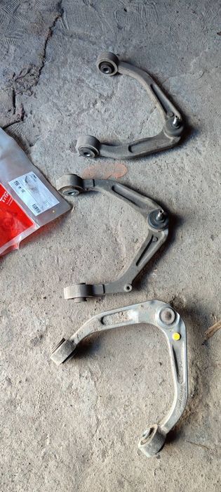 Важіль підвіски верхній