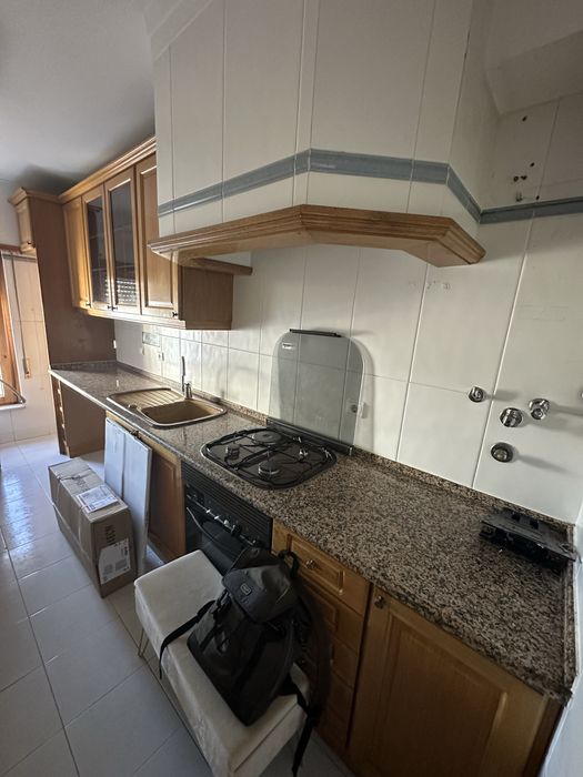 Cozinha em madeira (carvalho) com tampo em pedra