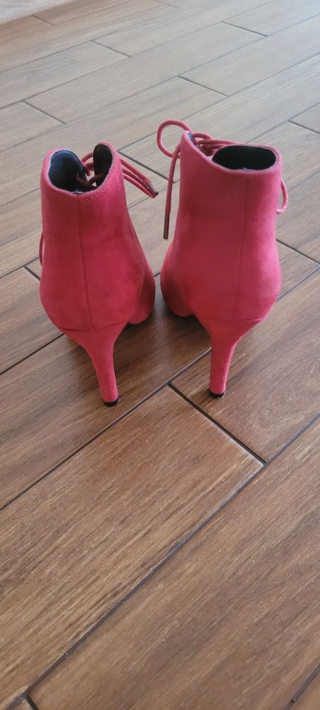 Buty na szpilce z odkrytymi palcami