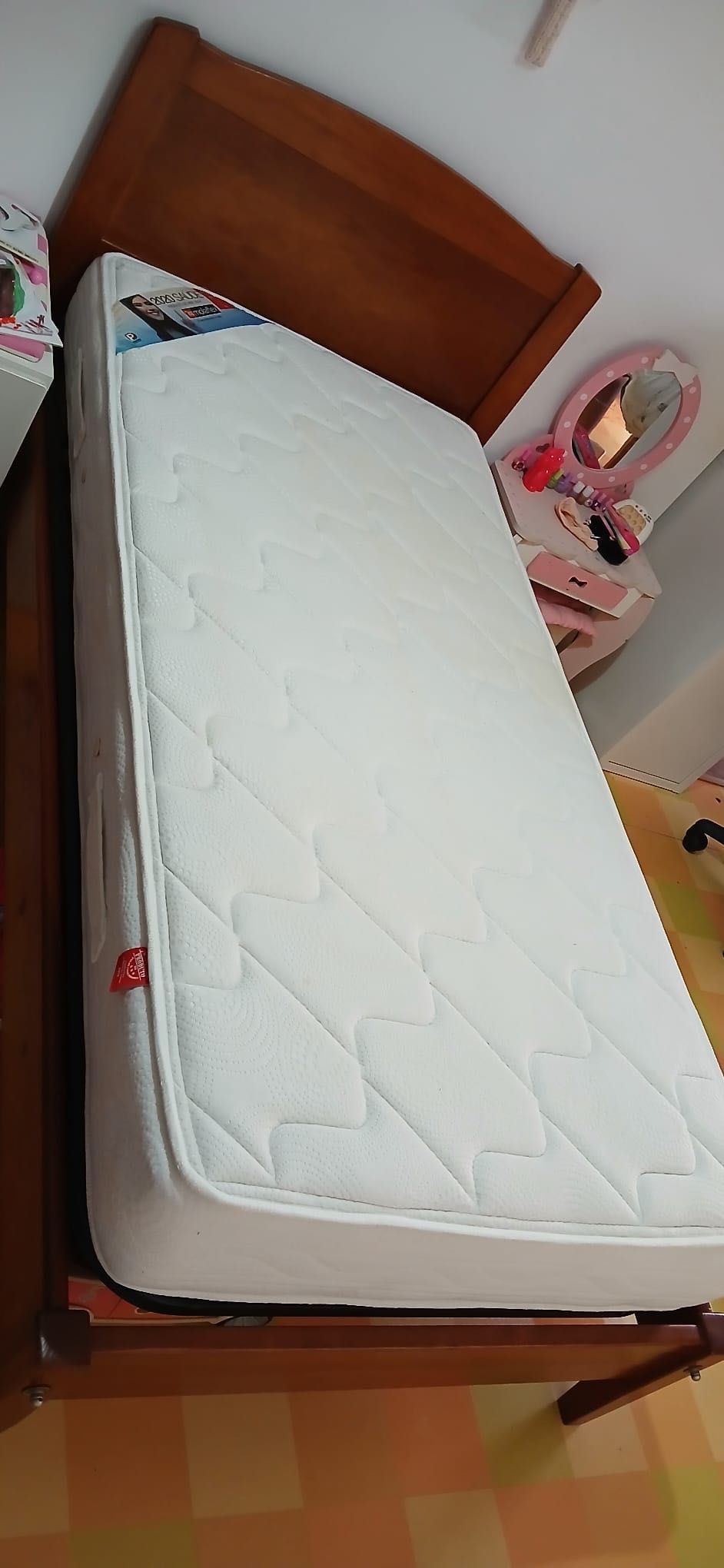 Cama individual com colchão em ótimo estado