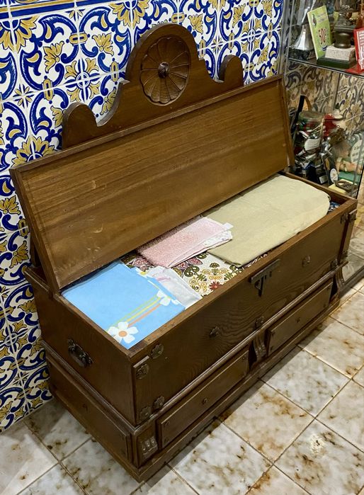 Banco e Arca de Madeira