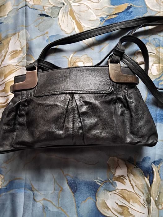 Продам шкіряну сумочку у дуже гарному стані