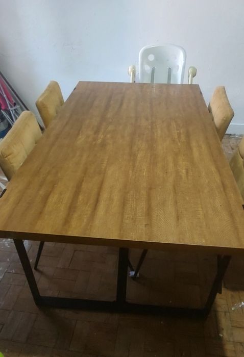 Vendo mesa de jantar com 4 cadeiras.