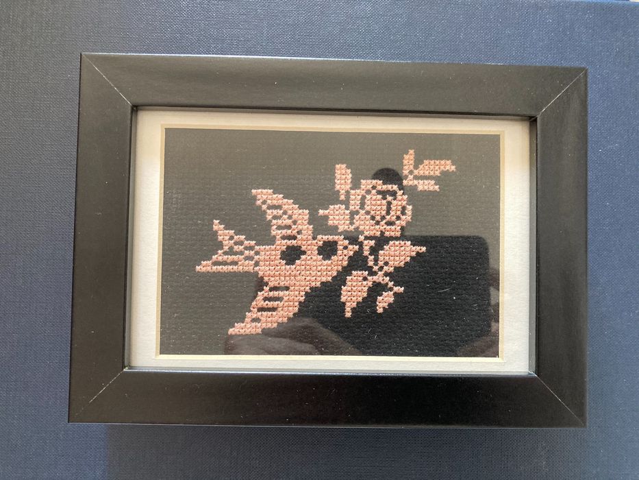 Haft krzyżykowy, ptak z kwiatem, w ramce