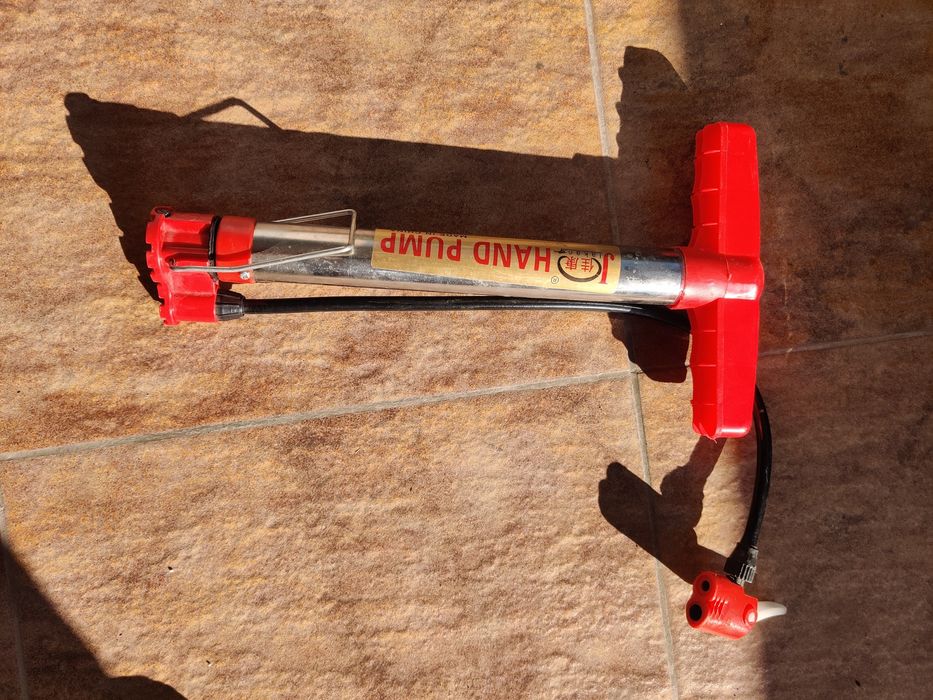 Насос з відкидною ніжкою