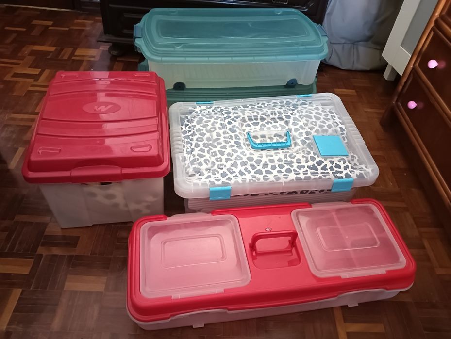 5 caixas grandes de arrumação com rodas e separador. muto bom estado*