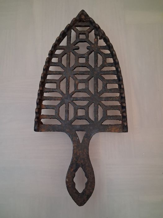 Antiga Base para Ferro de Engomar a Carvão