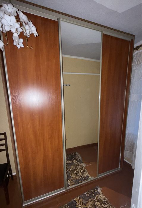 Шафа-купе із дзеркалом у гарному стані б/у