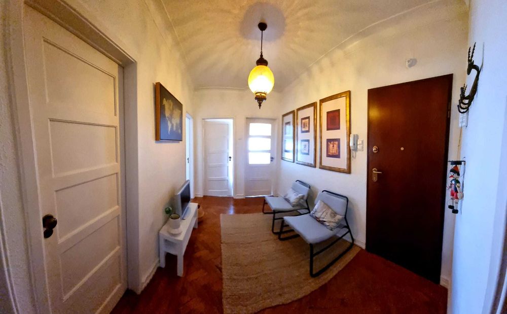 Aluga-se quarto individual, amplo, tipo estúdio, em Benfica/Lisboa