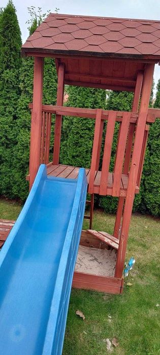 Drewniany plac zabaw z dodatkową piaskownicą gratis w dobrym stanie