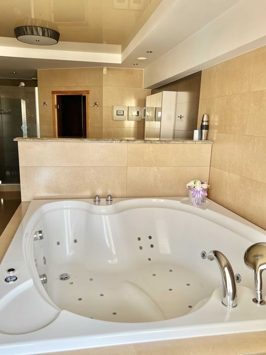 Оренда квартири з 3 спальнями по вул. Затишна, 15. Новий будинок,гараж