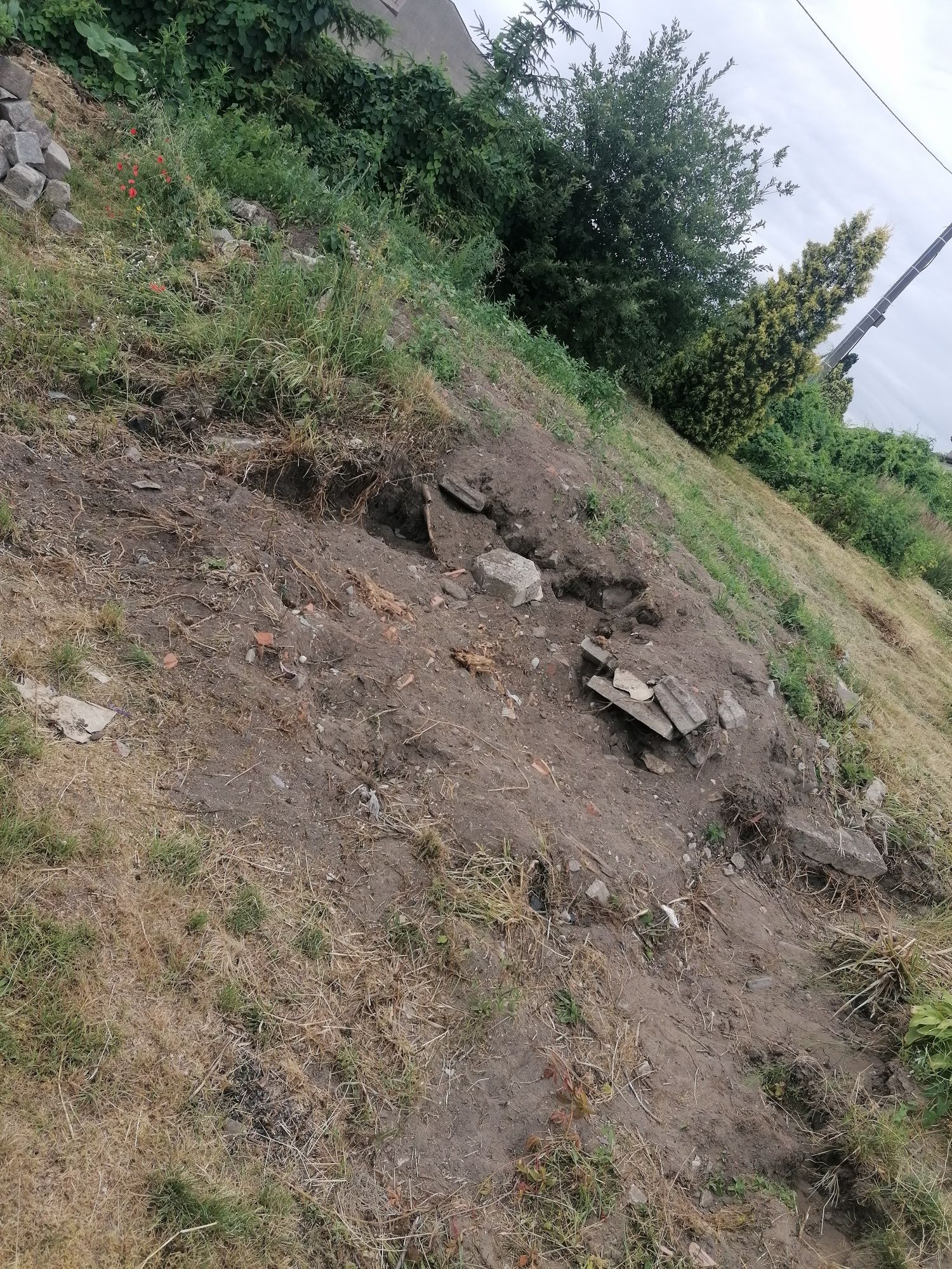 Oddam drobny gruz, ziemię, widoczne na zdjęciach.
