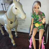 Barbie com cavalo e boneca rainbow high