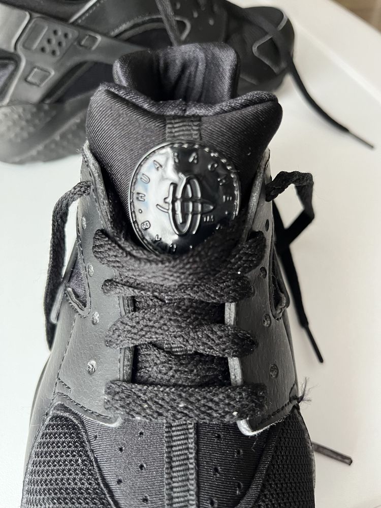 Продам кросівки оригінал Nike Huarache Black,розмір 37.5