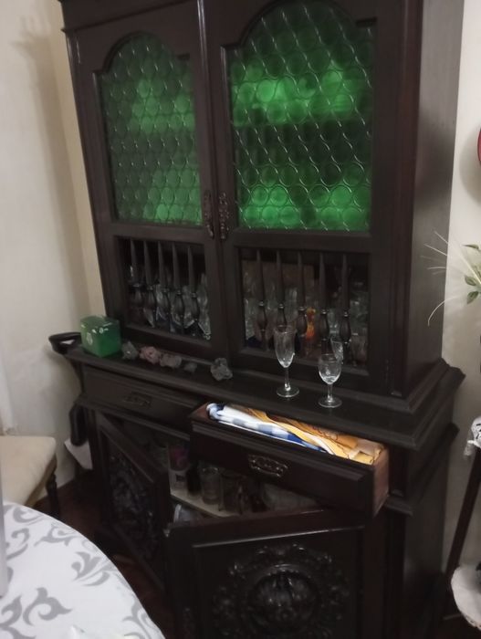 Móvel de sala/cozinha para guardar loiça