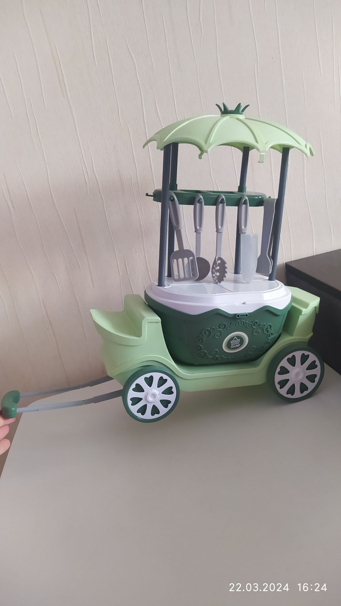 Дитяча іграшка кухня на колесах