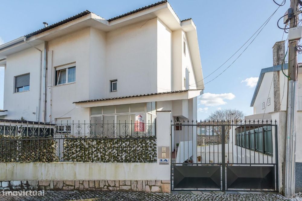 Vende-se Moradia em Queijas