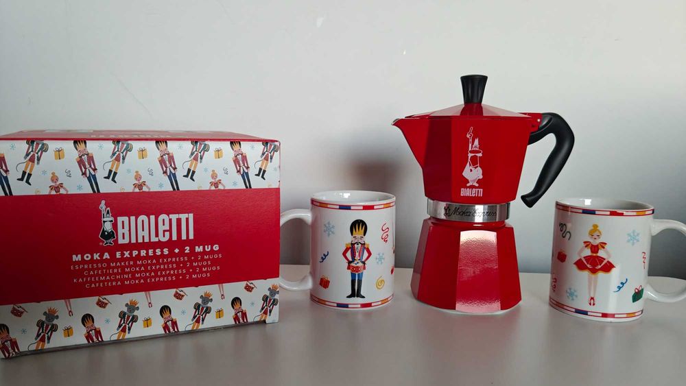 Kawiarka BIALETTI zestaw świąteczny Moka Express 270ml + 2 kubki