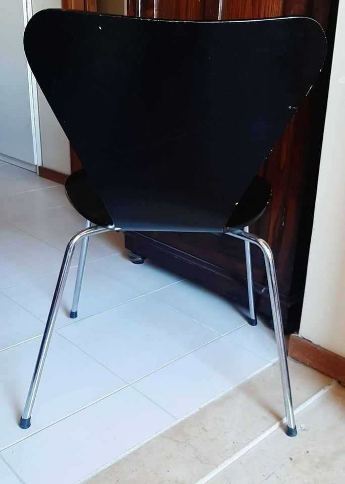 Cadeira de madeira preta