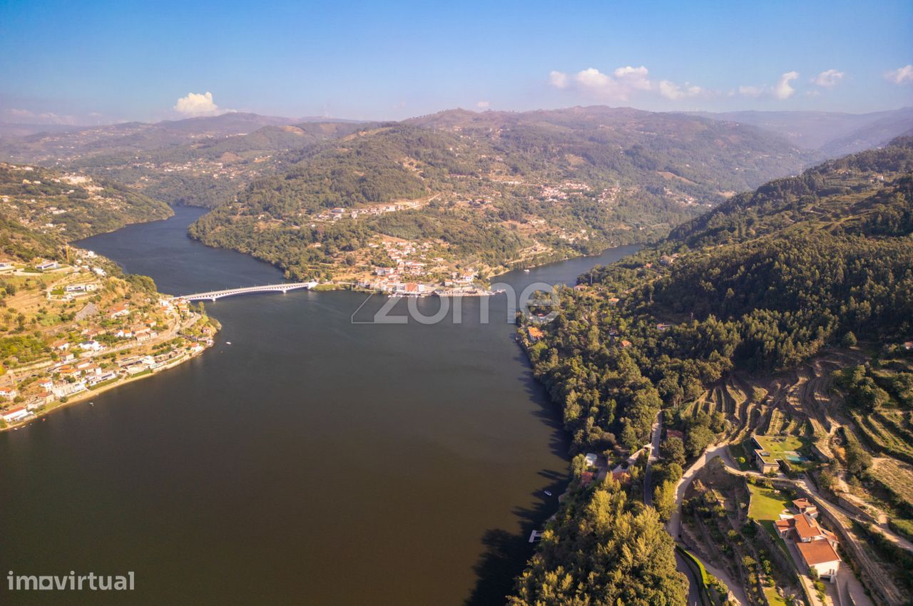 Moradia com terreno e vista rio - para recuperar - Cinfães