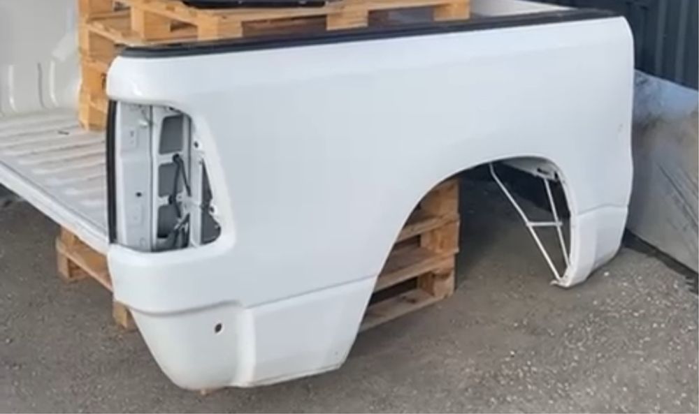 Дві Задні частини,кузов Ram 1500 в гарному стані