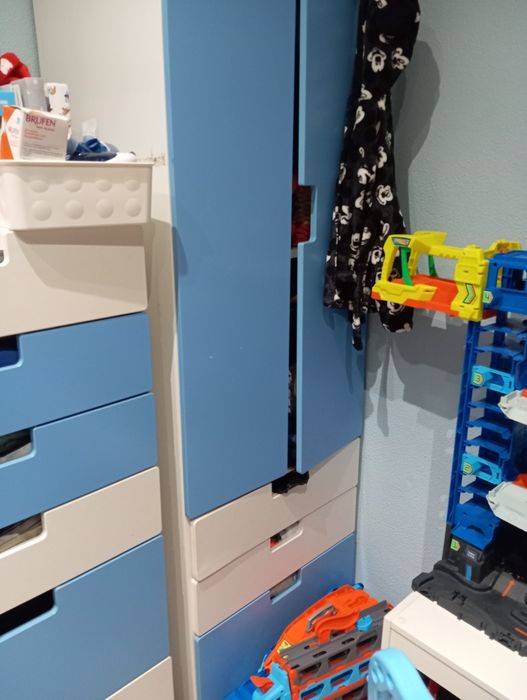 Armário IKEA azul e branco