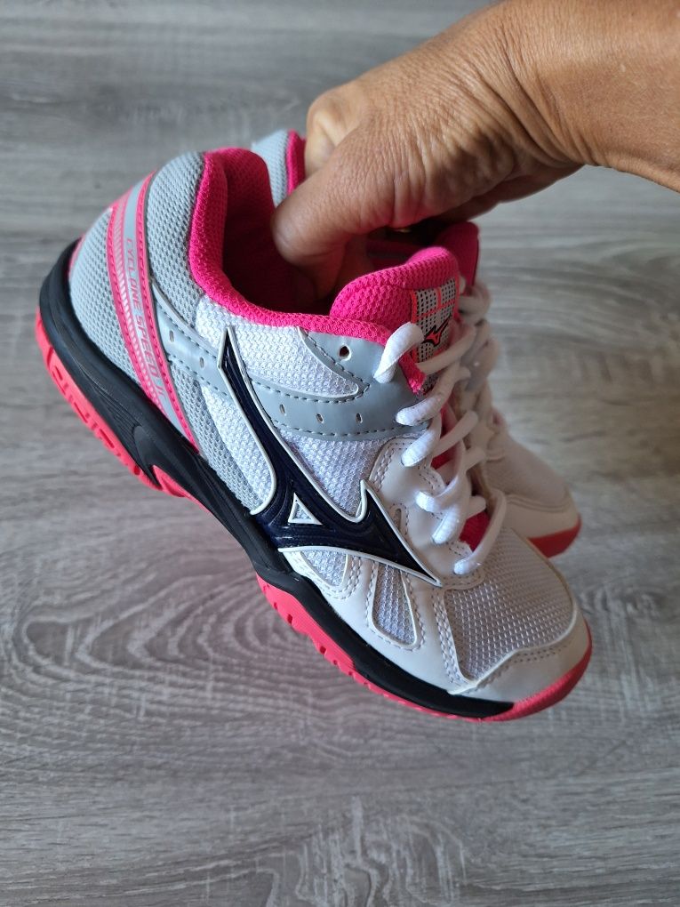 Buty sportowe halowe dziewczęce Mizuno r.32,5.