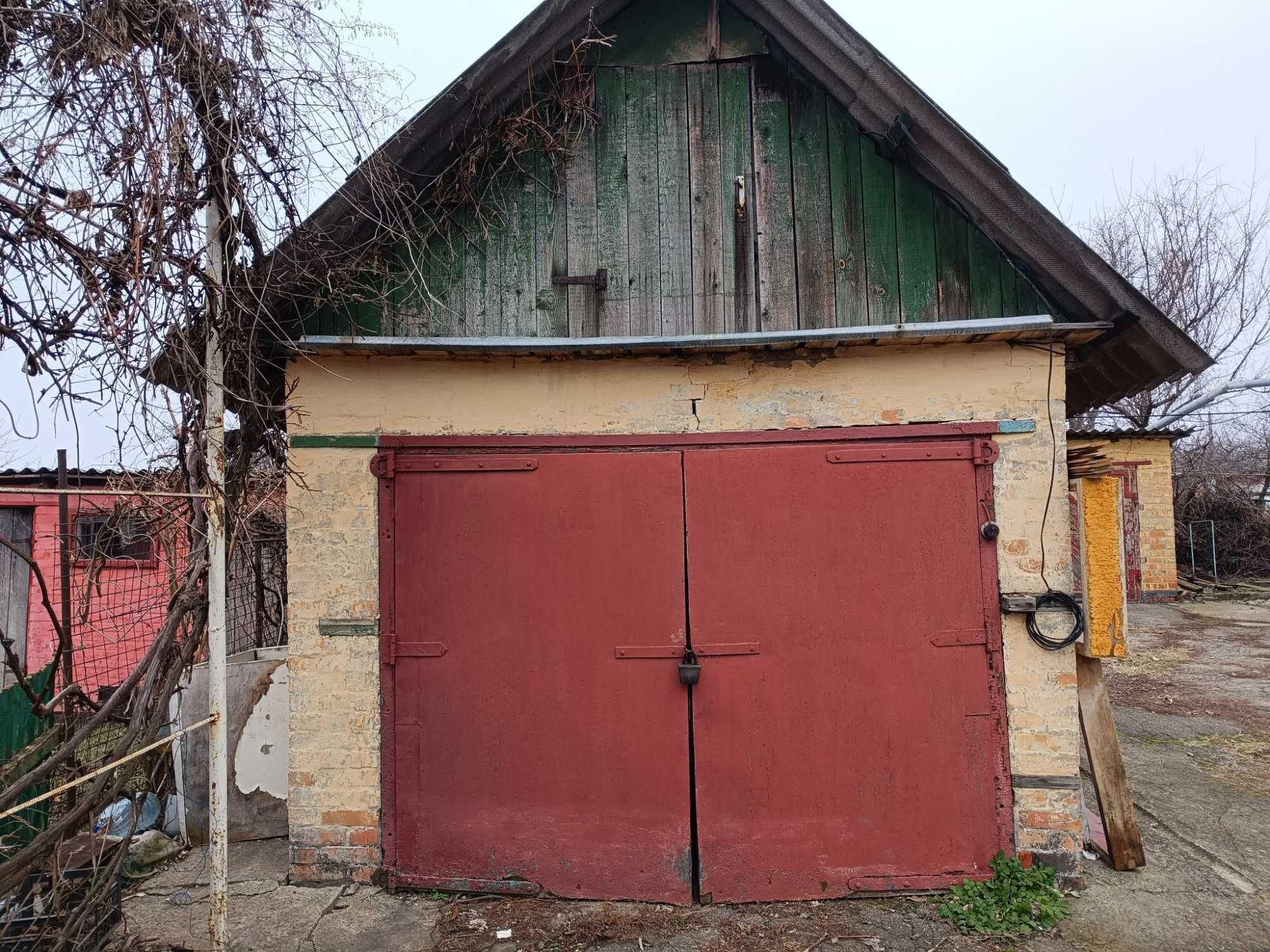 Продається пів будинку на 2частини, кожна зі зручностями, гараж,дворик