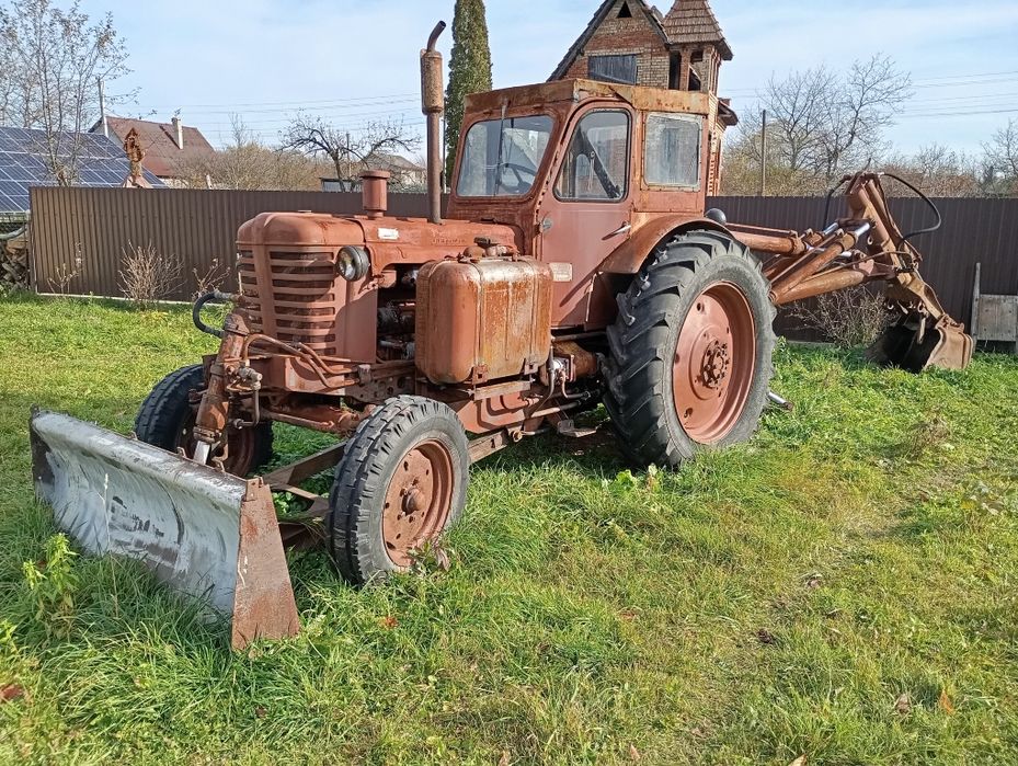 Трактор ескаватор