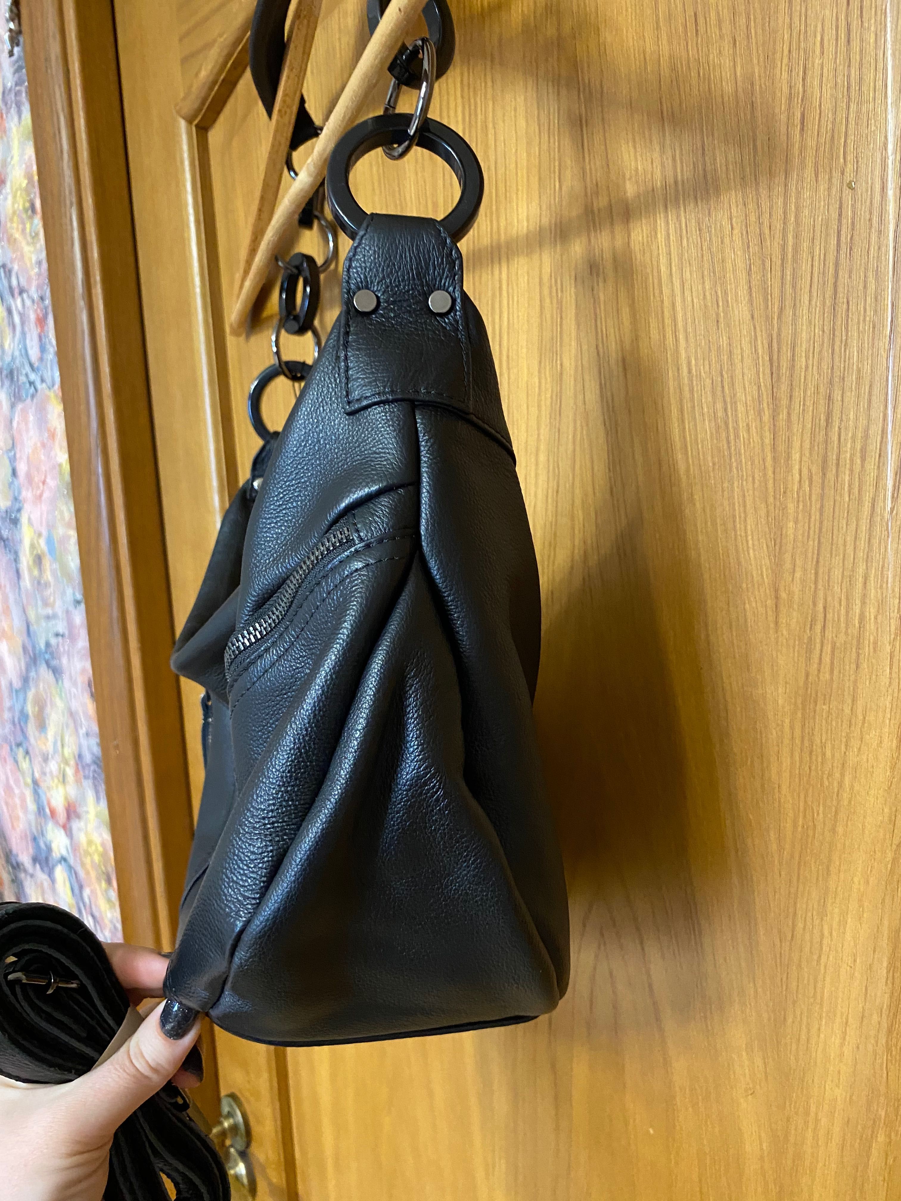 Новая чёрная кожаная сумка есть длинный ремень