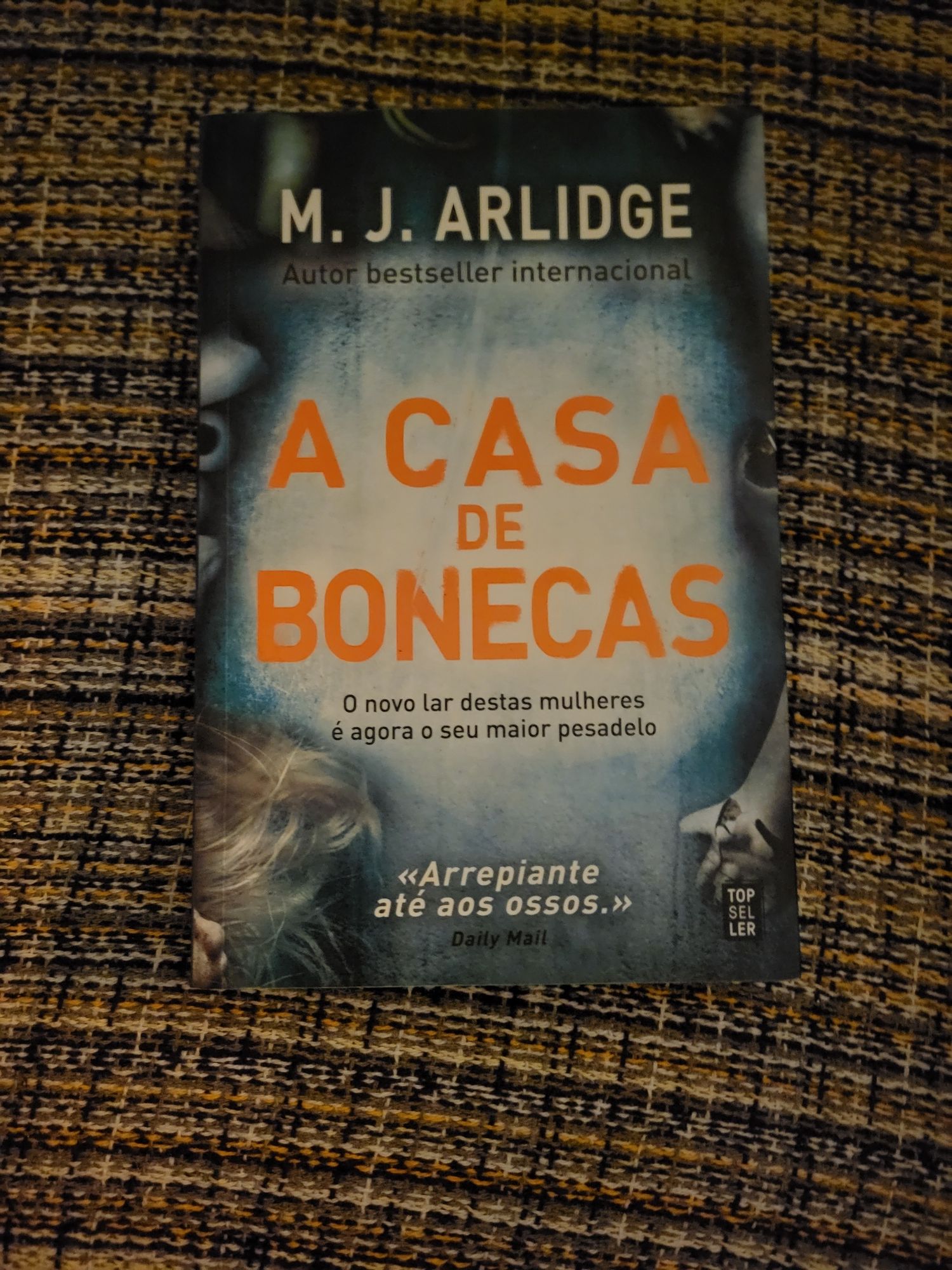 Livro "A casa de bonecas"