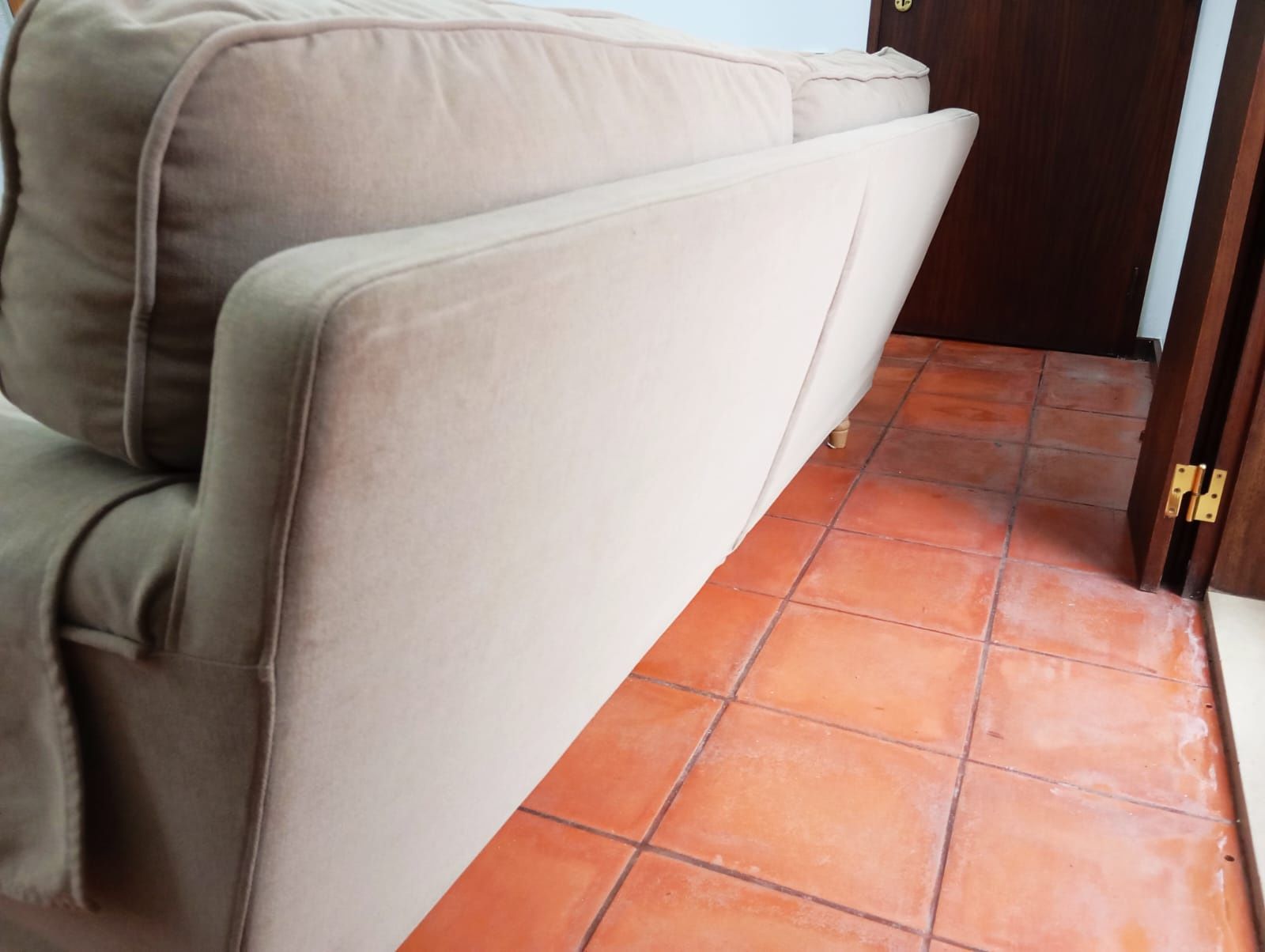Sofá tecido 3 lugares, como novo. Pouco tempo de uso. Pés em madeira c