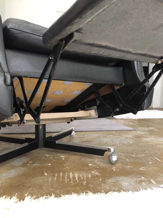 Cadeirão design Nórdico reclinável em couro preto