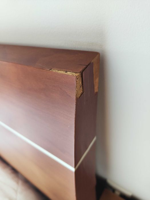 Cama de casal com colchão e mesas de cabeceira