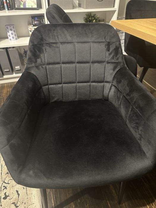 Krzesla czarne welurowe