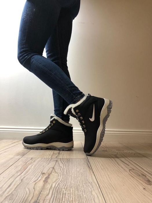 damskie buty zimowe NIKE czarne z futerkiem trapery sniegowce markowe