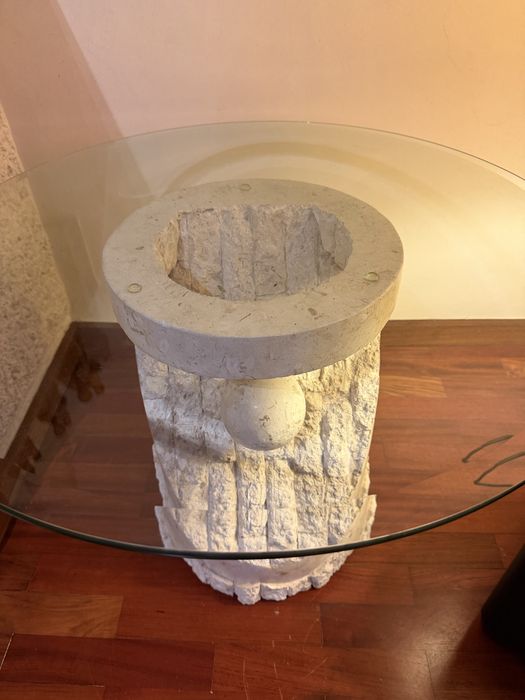 Mesa de apoio em pedra e tampo de vidro