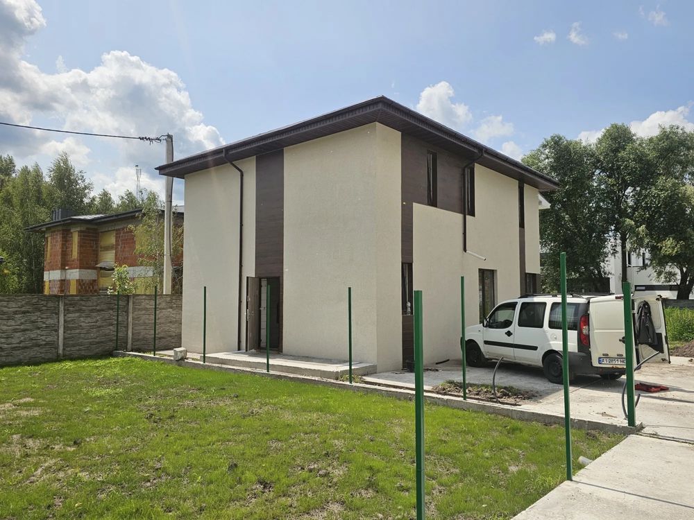Продаж двох будинків в Козин, біля козинки