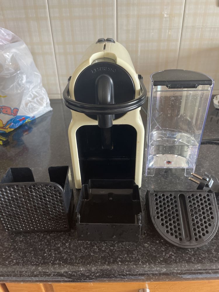 Máquina de café DeLonghi Nespresso a funcionar (para peças)