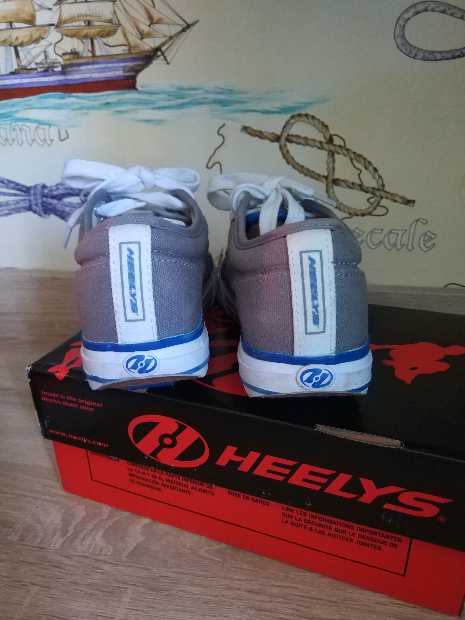 Кроссовки на калесиках heelys