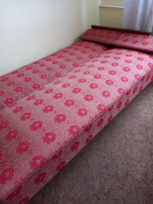 Tapczan, kanapa, łóżko dwuosobowe.