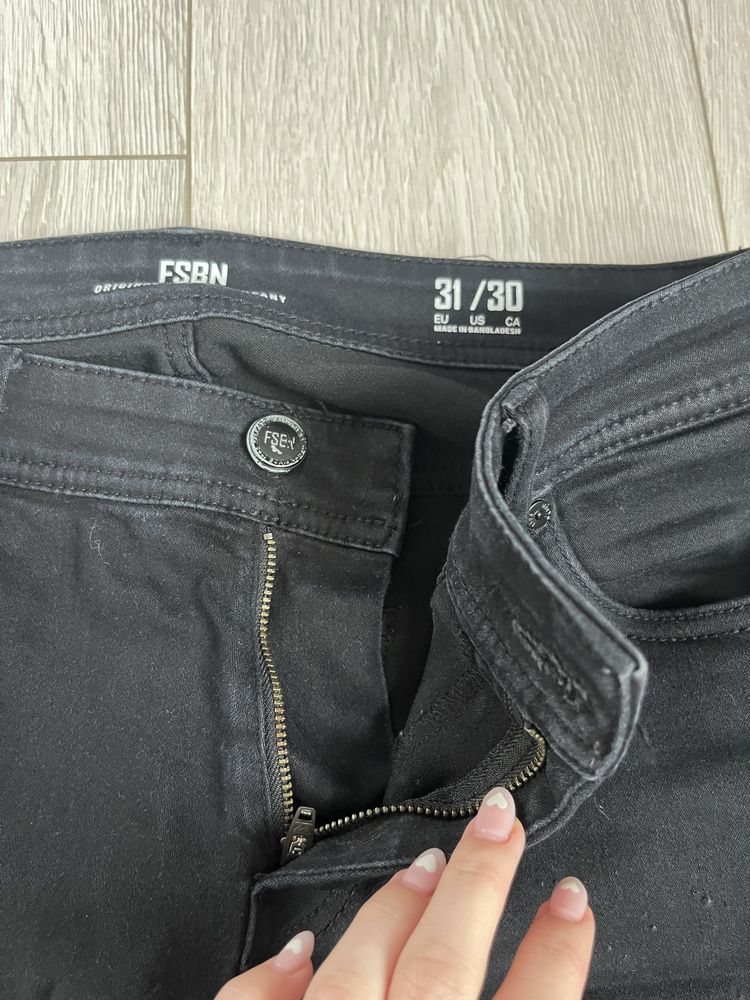 Czarne męskie spodnie jeansy rurki slim fit new yorker 31/30