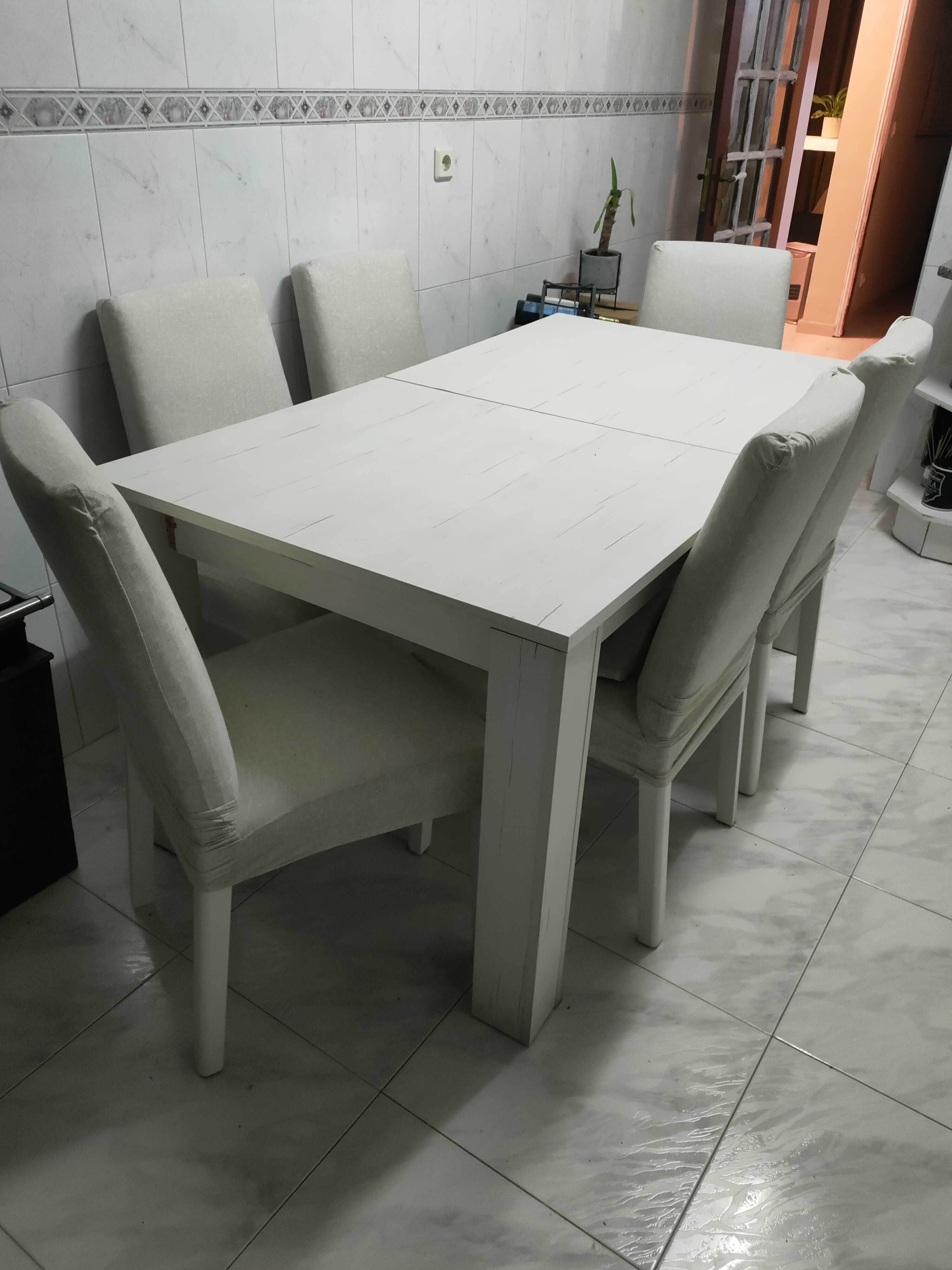 Mesa de sala extensível com 6 cadeiras em boas condições