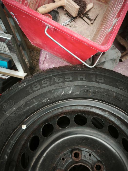 Vendo 4 penus 185/65/15 com jantes de ferro incluidas