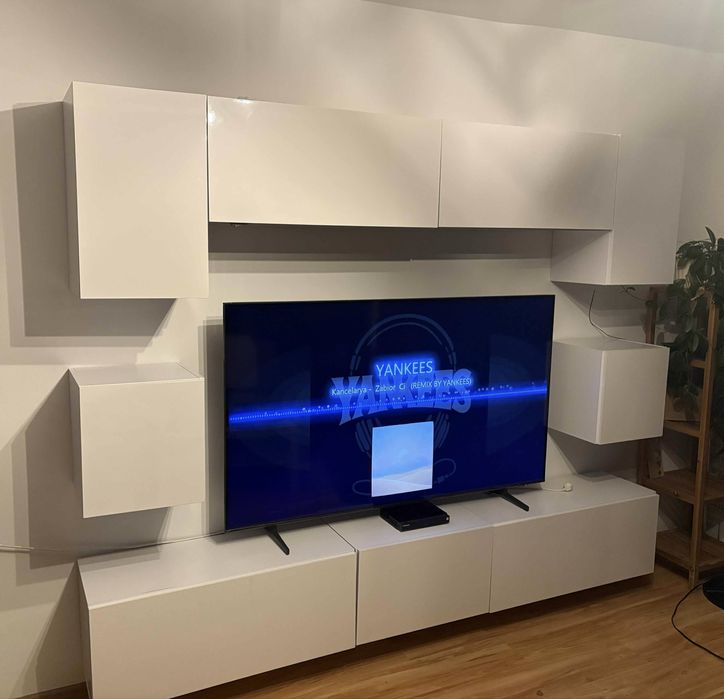 Biała meblościanka z szynami