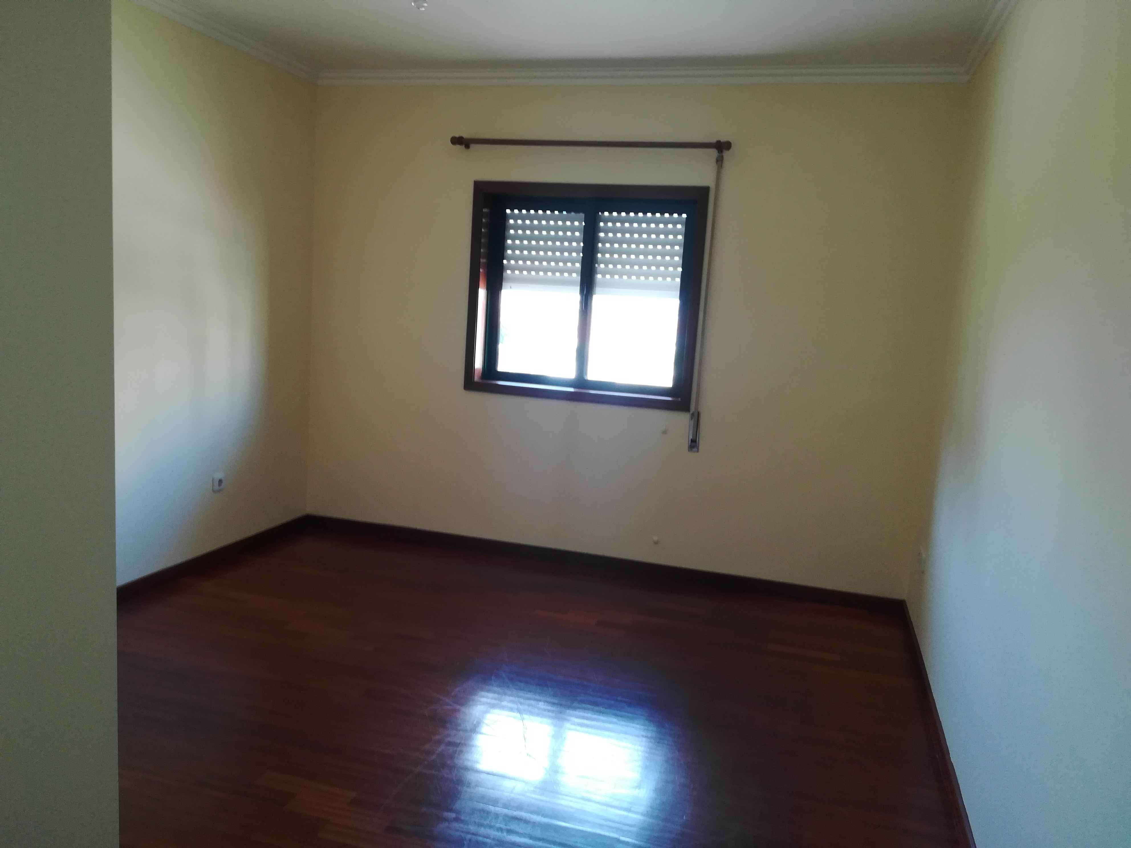 Arrendo T2 com garagem fechada Esgueira